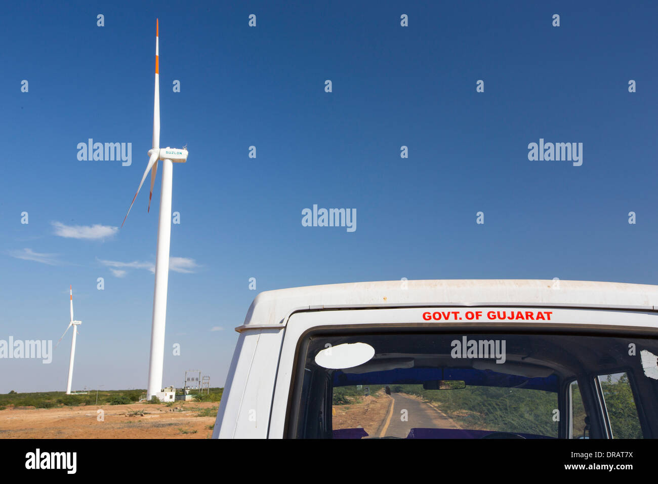 Windkraftanlagen Sie neben Asiens größte solar Popwer Station, der Gujarat-Solarpark in Gujarat, Indien. Es hat eine installierte Leistung von 1000 MW Stockfoto