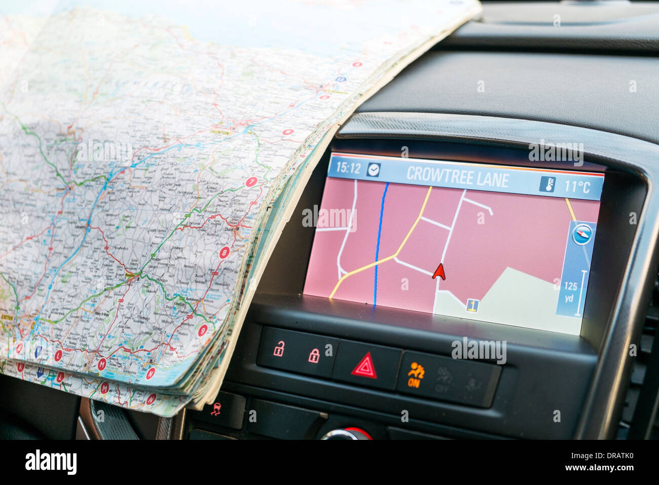 im Vergleich zu Navi Navi Navigation Drucktechnologie Satellitennavigation beste bessere schnellere Route zu finden, finden am schnellsten zuordnen Stockfoto