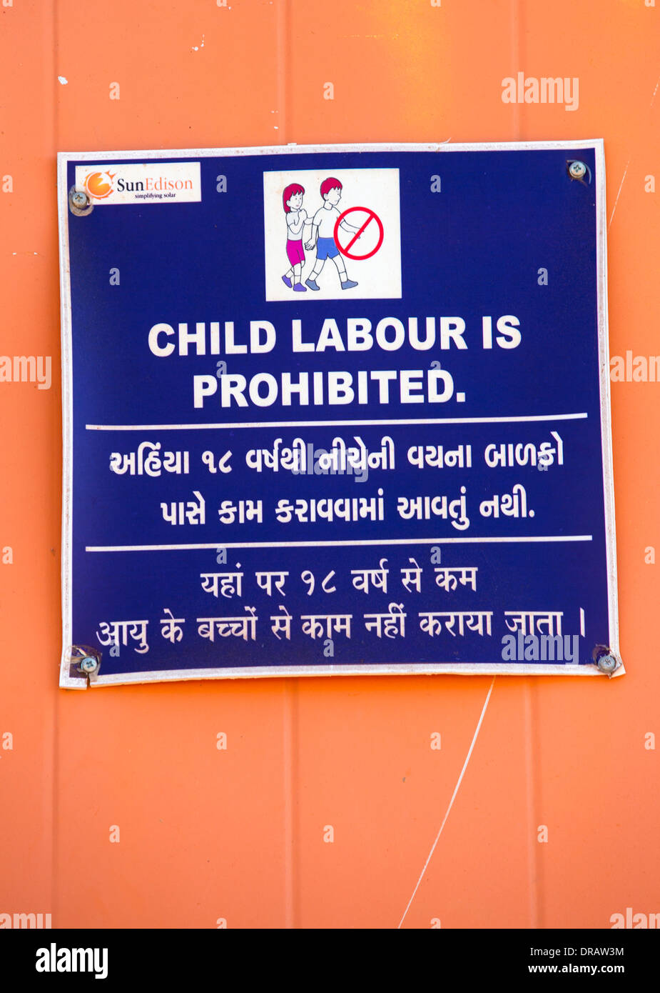 Ein Zeichen, das Verbot der Kinderarbeit in Asiens größte solar Popwer Station, der Gujarat-Solarpark in Gujarat, Indien. Es hat eine installierte Leistung von 1000 MW Stockfoto