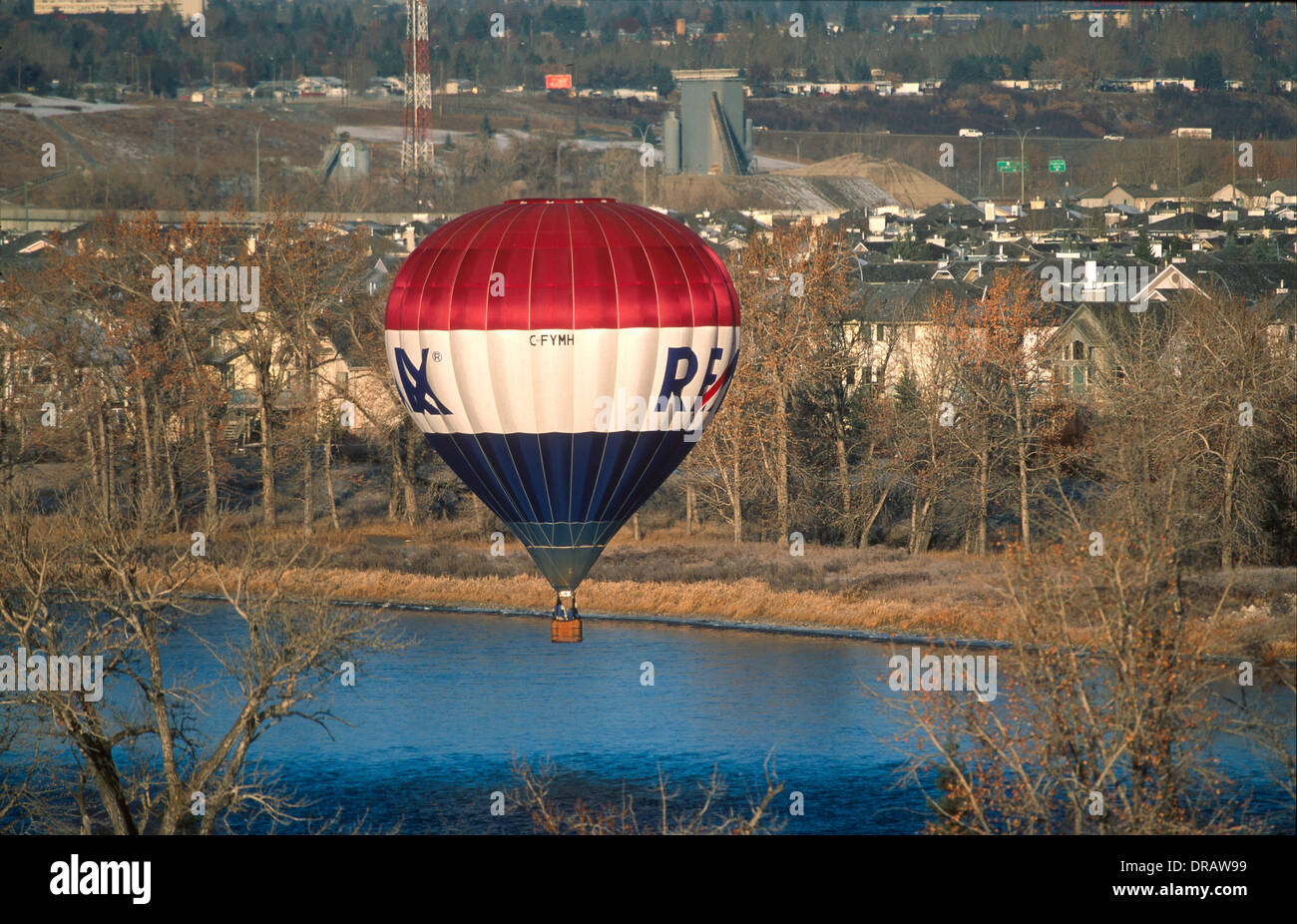 Remax Heißluftballon über Bow River Fish Creek Provincial Park, Calgary, Alberta, Kanada Stockfoto