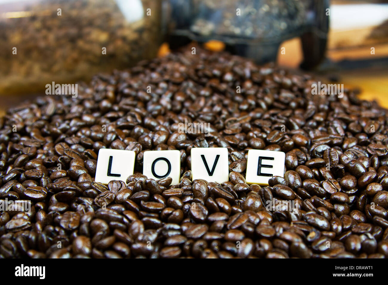 Liebe Spiel Fliesen legen in Kaffeebohnen mit antiken Mühle im Hintergrund Stockfoto