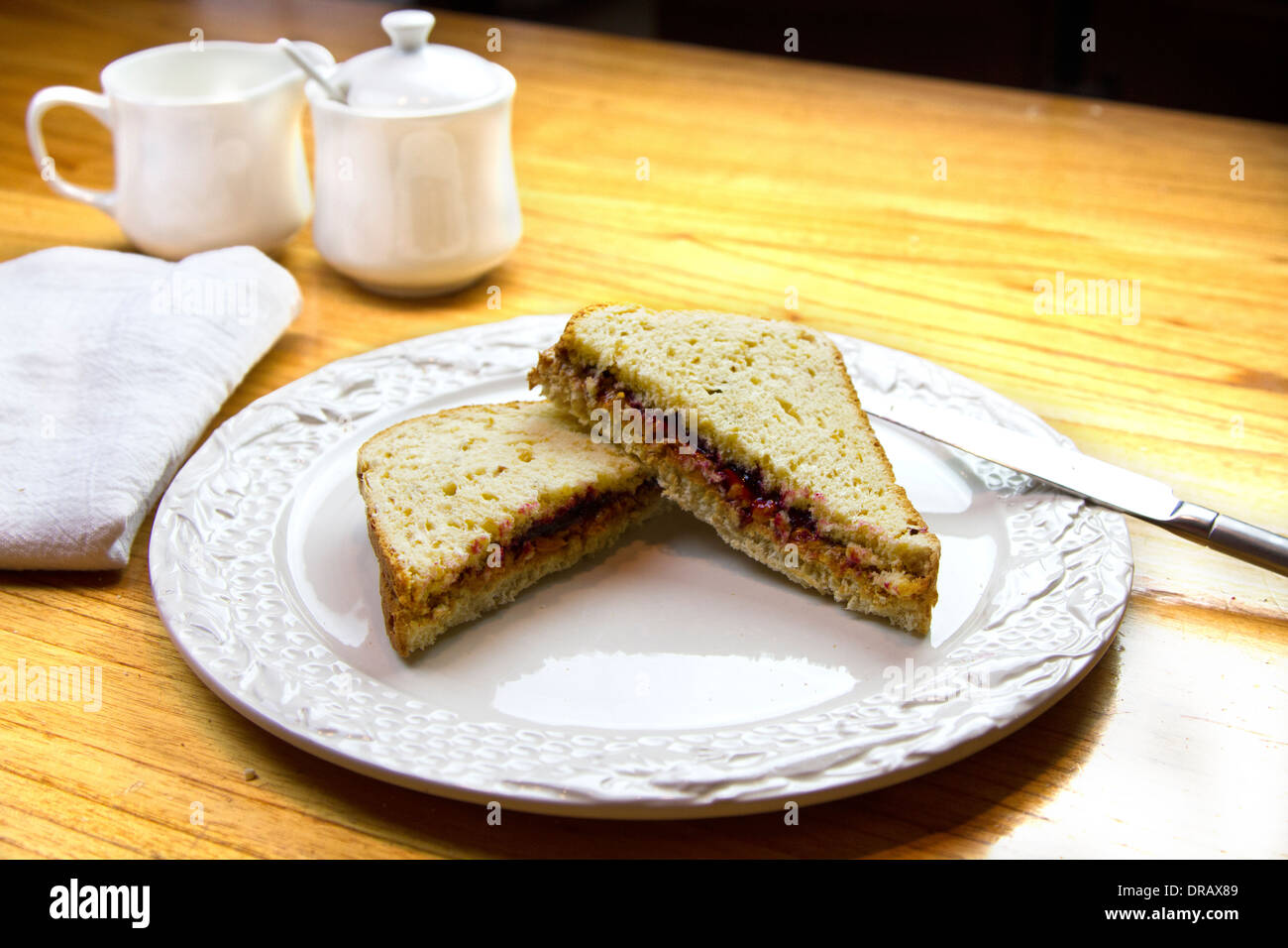 Erdnussbutter und Marmelade Sandwich auf Weizenbrot, auf einem weißen Teller Stockfoto