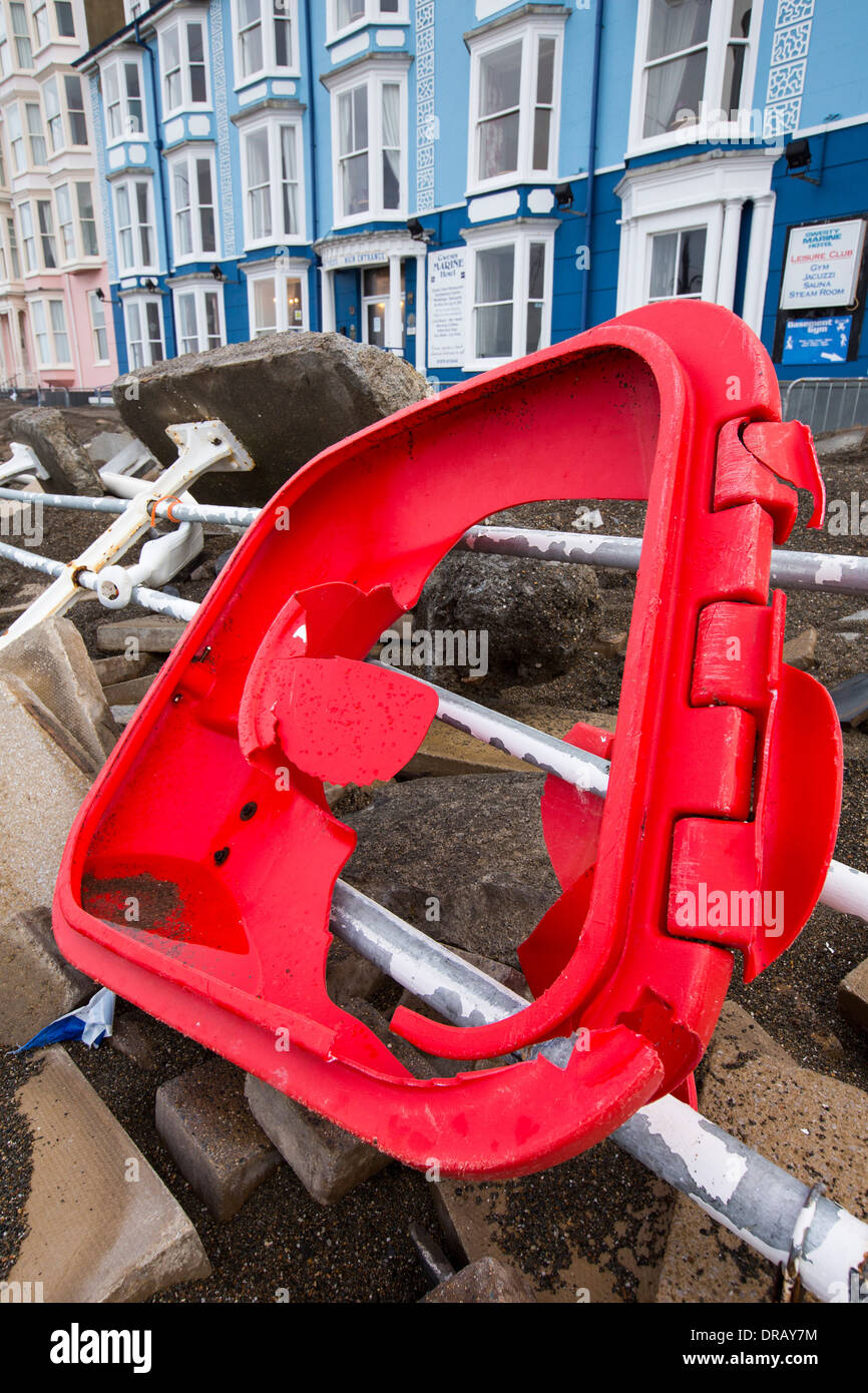 Nach einer Woche der Springfluten, Sturmfluten und Sturmwinde Kraft hat die Strandpromenade von Aberystwyth in Wales, mit Millionen von Pfund Schaden verwüstet. Die brechenden Wellen schlug ein großes Loch in den Deich und ist zusammengebrochen Aberystwyths kultigen, viktorianischen Promenade Unterschlupf, die seit über 100 Jahren stehen geblieben. Dieses Bild entstand auf Mittwoch, 8. Januar 2014, der Tag begann der Rat, zu versuchen, und deaktivieren Sie die Tausende von Tonnen Schutt Strand Meer Offroad. Stockfoto