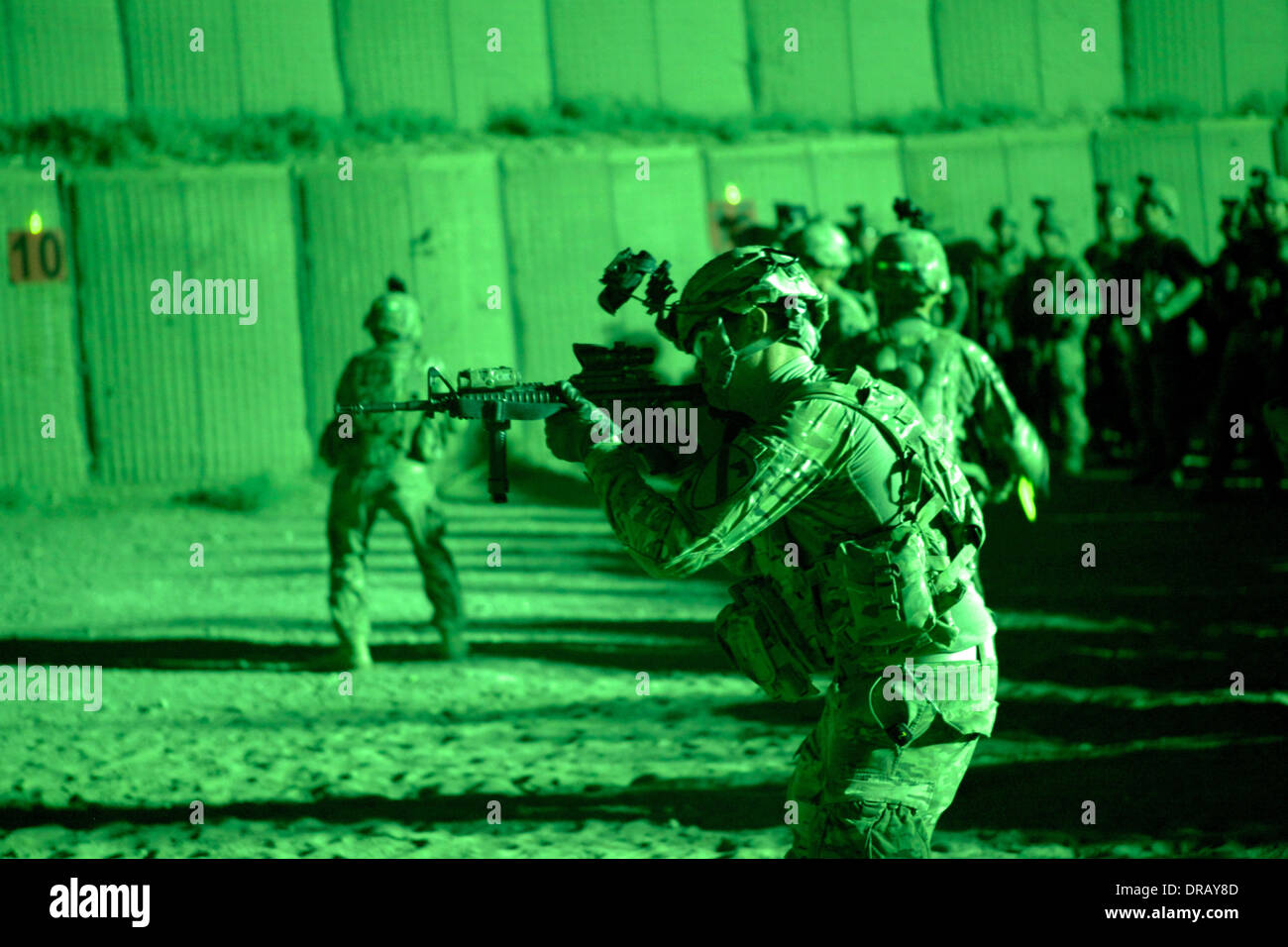 Schließen Sie Viertel Treffsicherheit (CQM) Ausbildung in der Nacht auf FB Maholic, Bagram Airfield, Parwan Provinz, Afghanistan Stockfoto