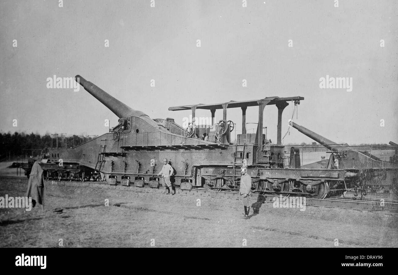 WWI Eisenbahn-Artillerie-Geschütz. Französische 320mm Eisenbahn Waffe im ersten Weltkrieg Stockfoto