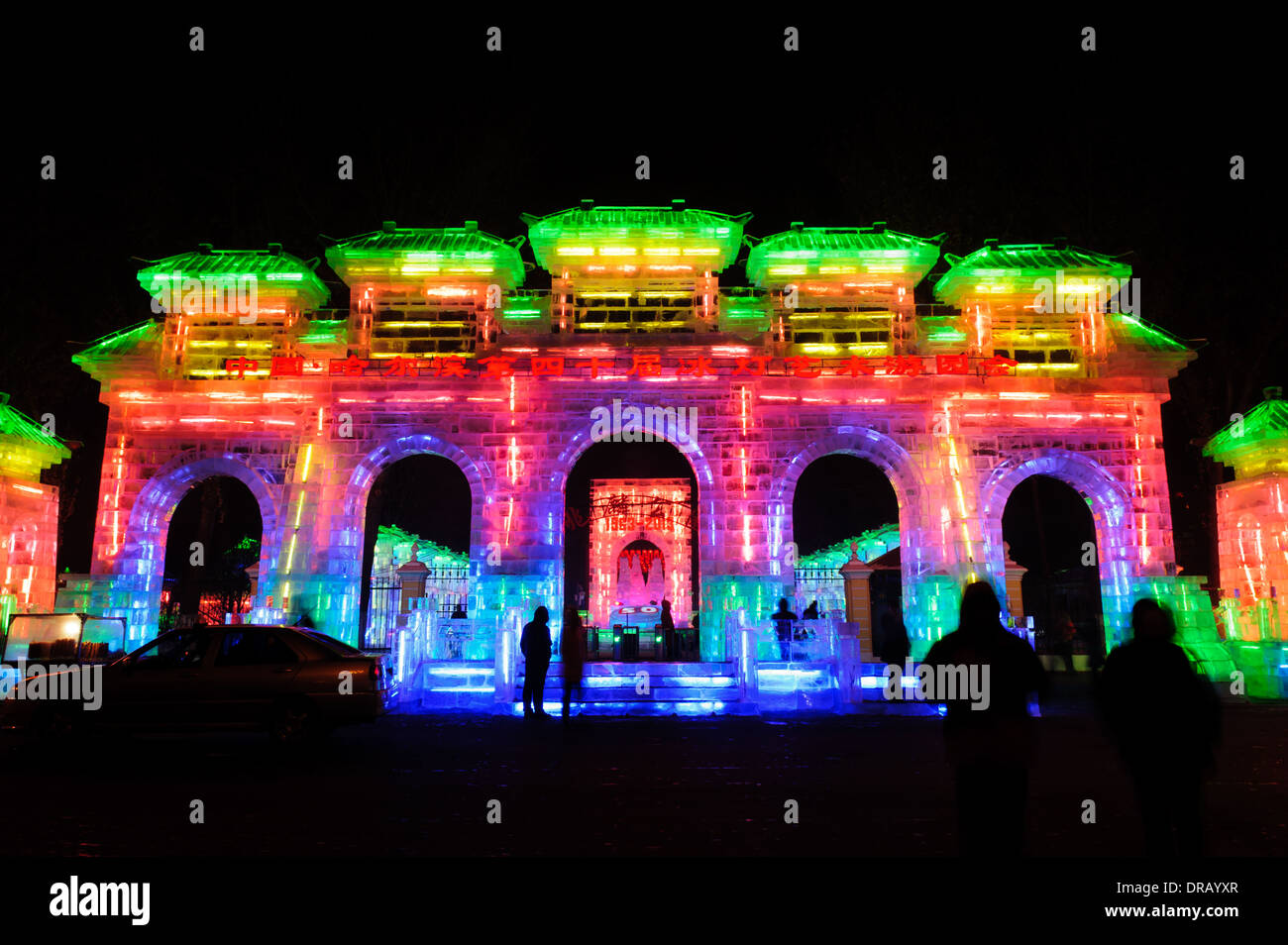 Die 30. Harbin internationale Eis- und Schneeskulpturen-Festival im Jahr 2014. China. Haupttor des Zhaolin Park. Stockfoto