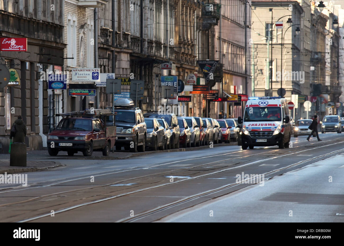 Rasende Krankenwagen auf den Straßen von Krakau in Polen Stockfoto