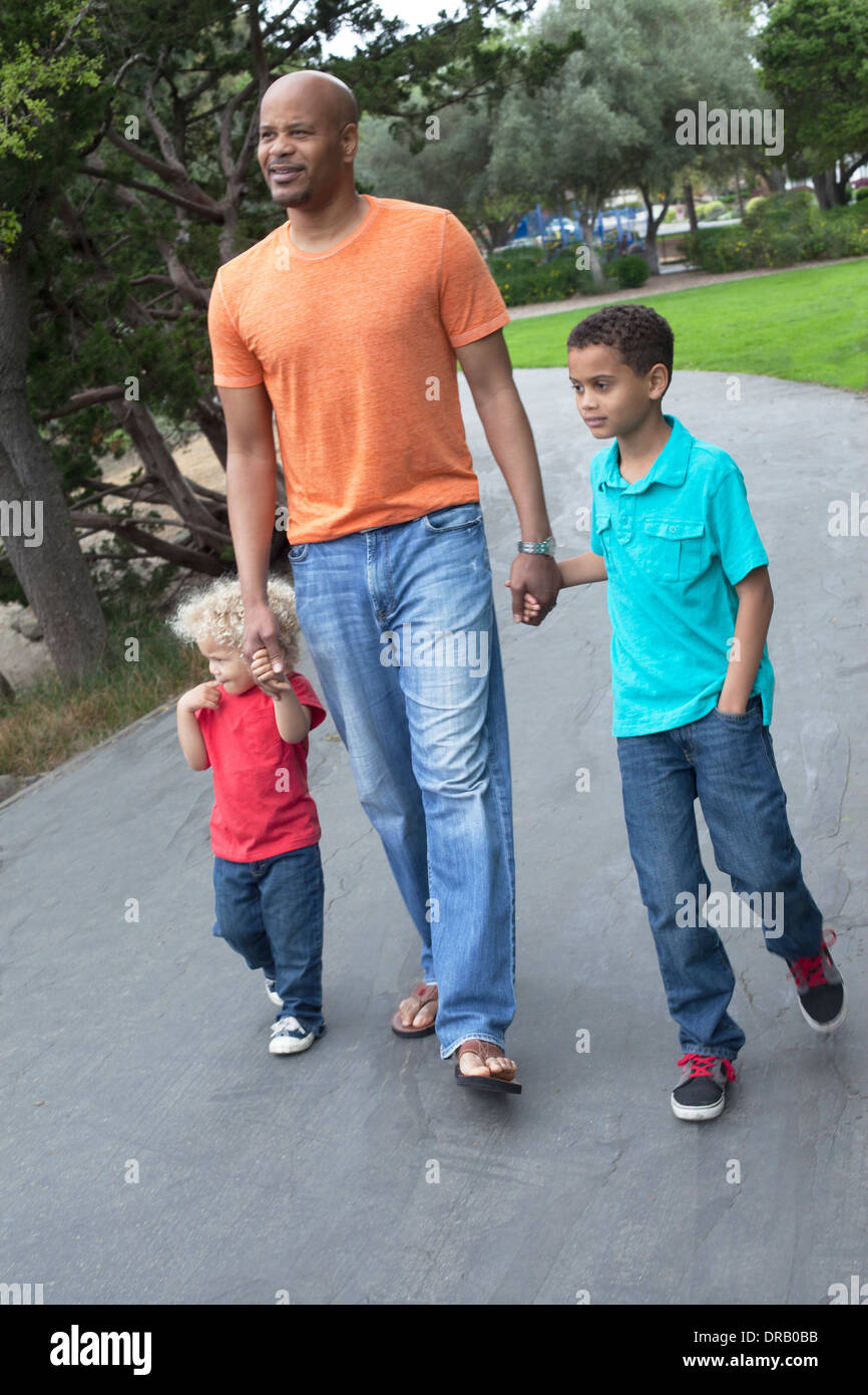 Vater mit Kindern zu Fuß auf einem Weg im Menlo Park Stockfoto
