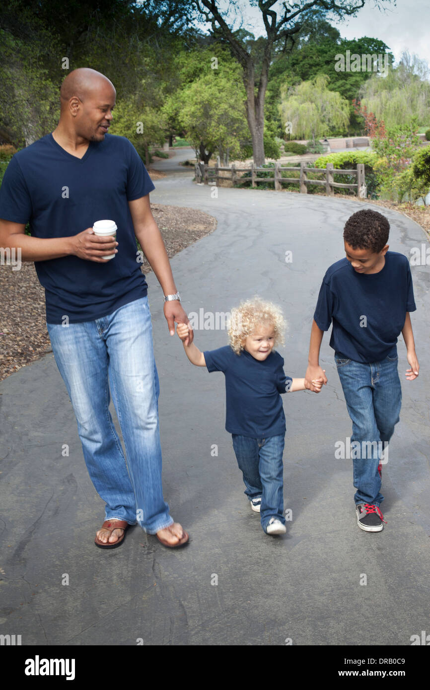 Vater mit Kindern zu Fuß auf einem Weg im Menlo Park Stockfoto