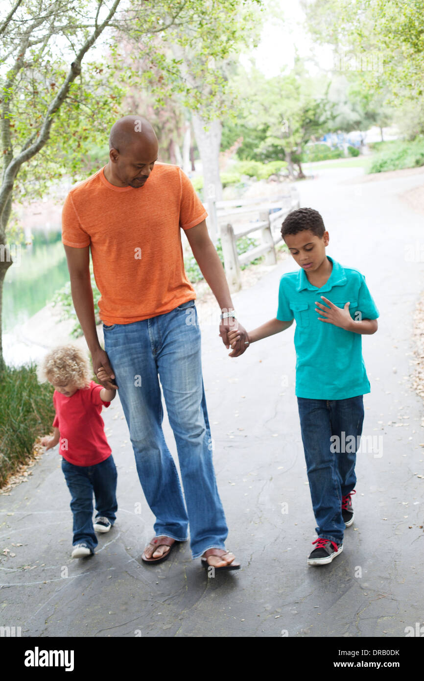 Vater mit Kindern zu Fuß auf einem Weg im Menlo Park Stockfoto
