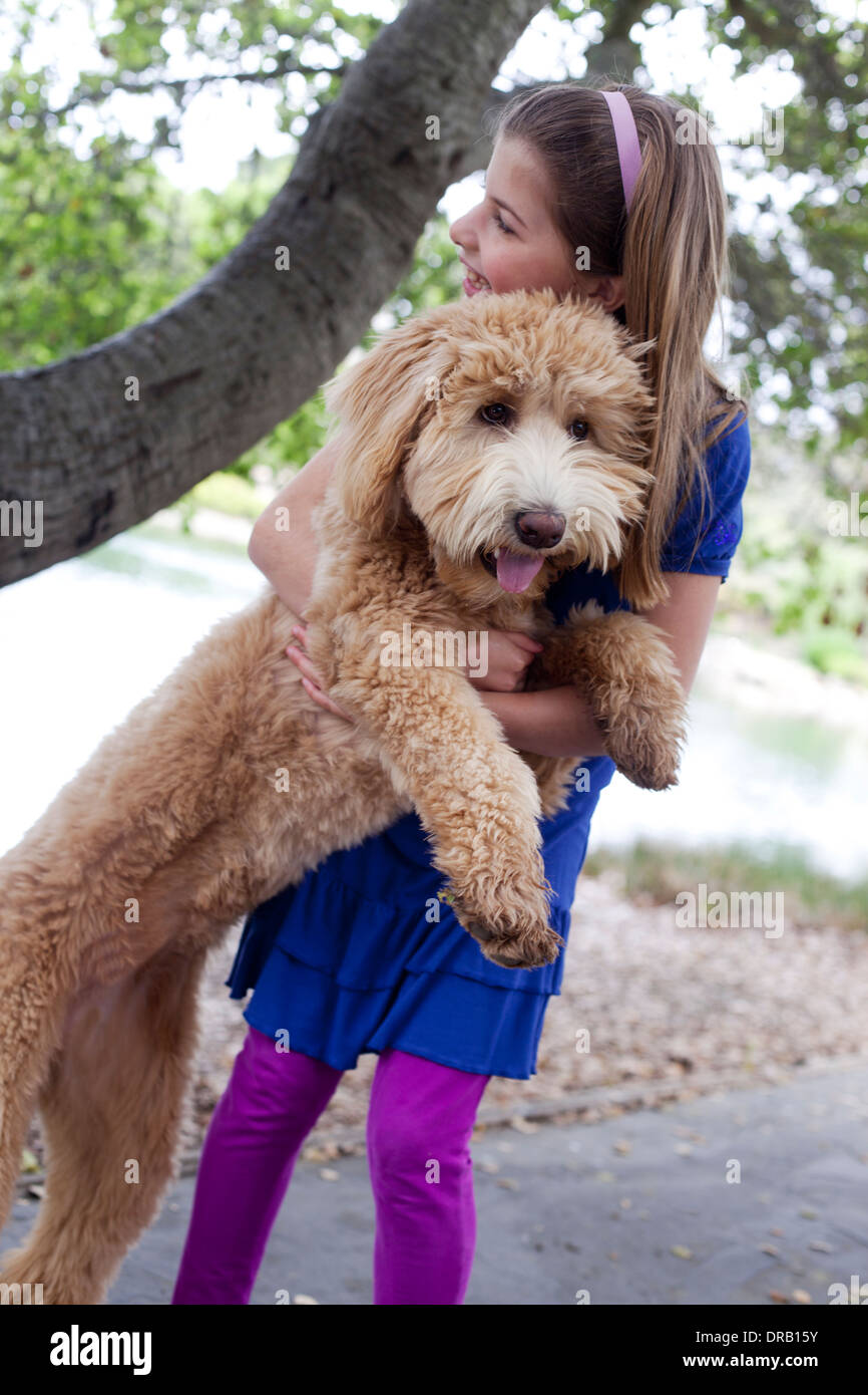 Mädchen umarmen ihre niedlichen Hund Stockfoto