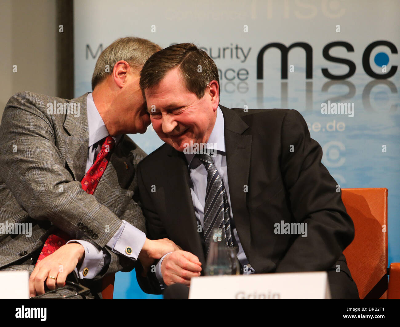 Berlin, Deutschland. 23. Januar 2014. John Emerson (L), Botschafter der Vereinigten Staaten nach Deutschland, spricht mit Vladimir Grinin, russischer Botschafter in Deutschland, während einer Pressekonferenz in Berlin, Deutschland, am 22. Januar 2014. Die Krise in Syrien, das iranische Atomprogramm und die weltweite Debatte über Internet-Sicherheit sollen die zentralen Themen bei der 50. Münchner Sicherheitskonferenz am 31 Jan.-Feb. 2 stattfinden. © Zhang Fan/Xinhua/Alamy Live-Nachrichten Stockfoto