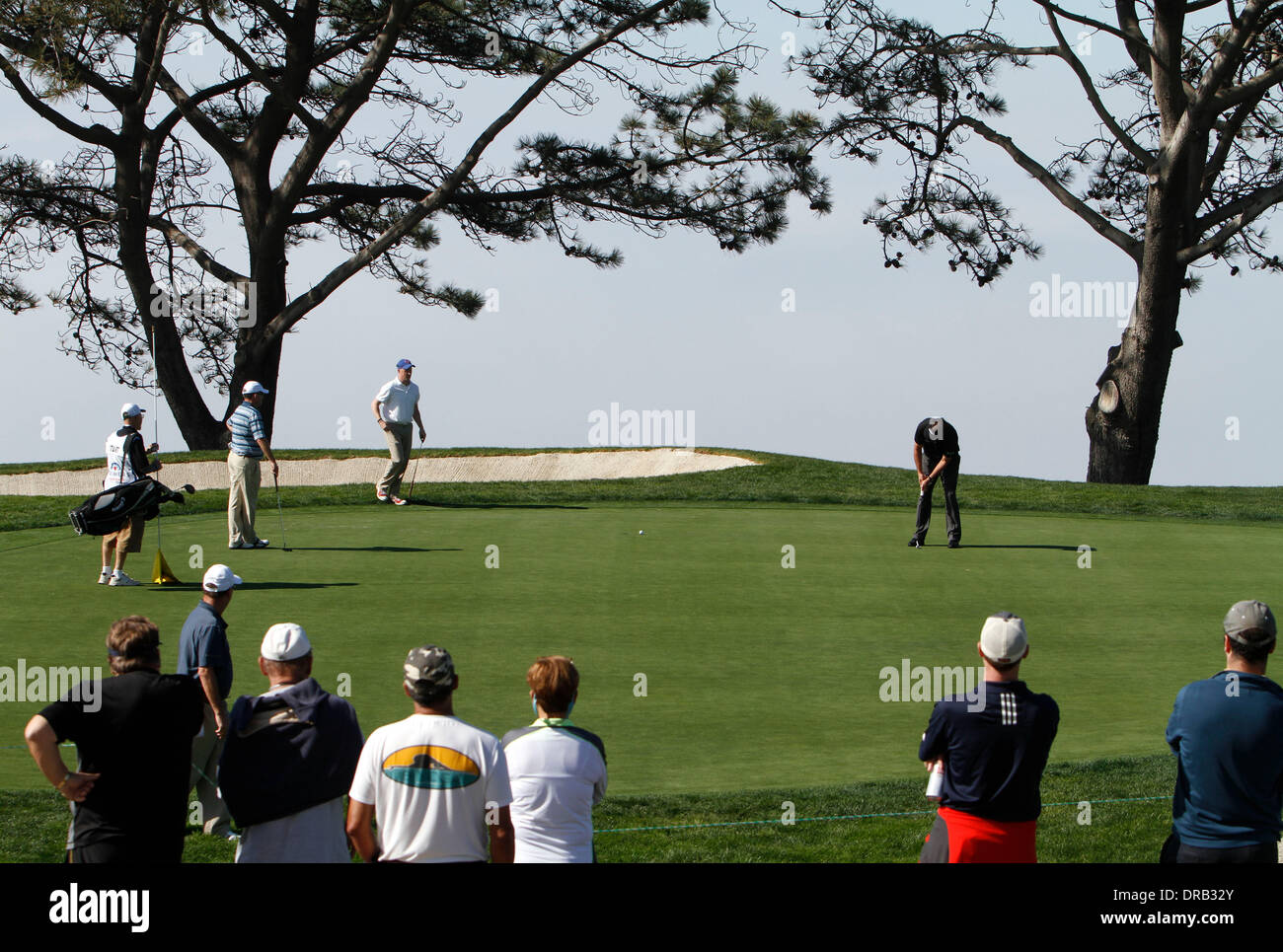 La Jolla, Kalifornien, USA. 22. Januar 2014. Januar 22, 2014 La Jolla, California USA  | Phil Mickelson sinkt einen langen Putt auf dem Nordplatz 7. Grün, während das pro-am der Landwirte Insurance Open in Torrey Pines Golf Course in La Jolla am Mittwoch. |  Mandatory Bildnachweis: Foto von Hayne Palmour IV/UT San Diego/Copyright 2014 San Diego Anschluß-Tribüne, LLC Credit: U-T San Diego/ZUMAPRESS.com/Alamy Live-Nachrichten Stockfoto