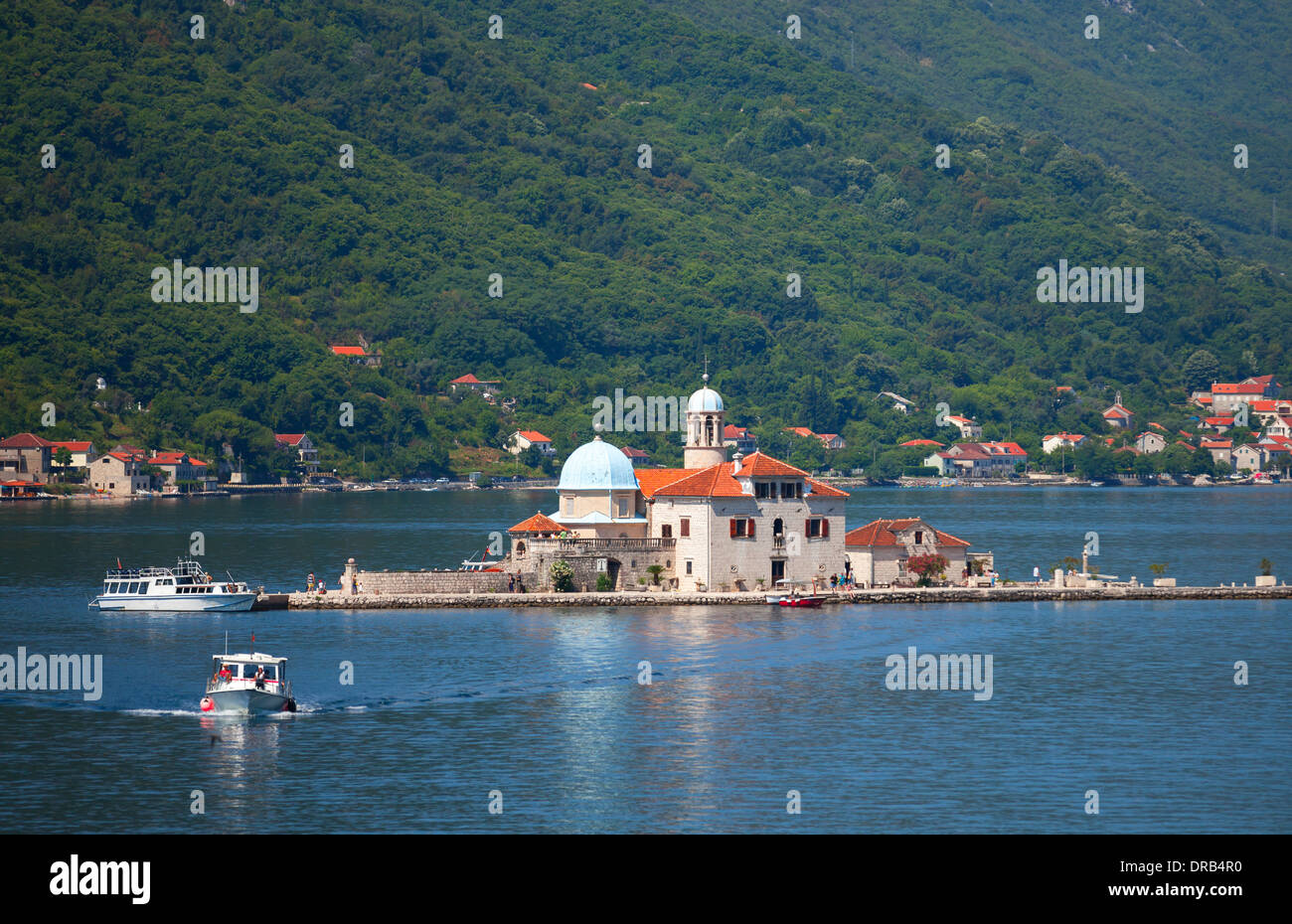 Unsere Liebe Frau von den Felsen. Insel mit kleinen Kirche in Bucht von Kotor Stockfoto