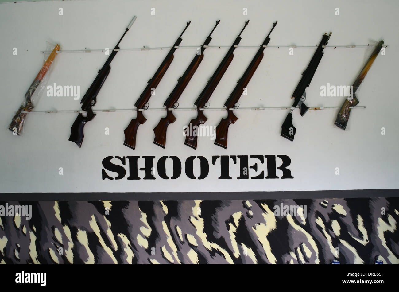 Waffen hängen in einer kleinen Fabrik, Bestandteil der Luftgewehr-Industrie in das Dorf Pare, Kediri, Ost-Java, Indonesien. Stockfoto