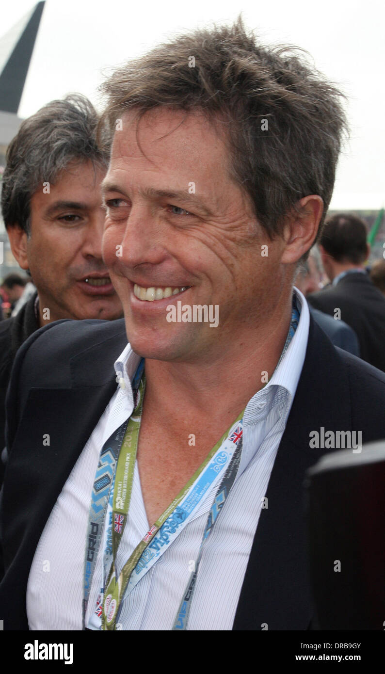 Hugh Grant auf dem Silverstone Circuit vor dem Start der 2012 British Grand Prix Northamptonshire, England - 08.07.12 Stockfoto