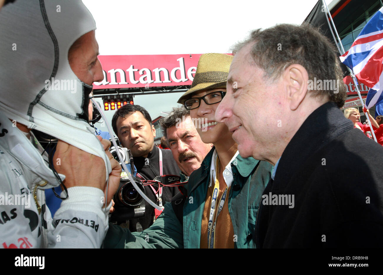 Michael Schumacher Mit Michelle Yeoh Und Jean Todt Auf Dem Silverstone Circuit Vor Dem Start Der 2012 British Grand Prix Northamptonshire England 08 07 12 Stockfotografie Alamy