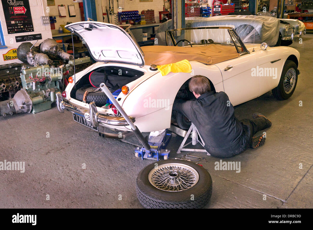 Klassische Kfz-Mechaniker arbeitet an einem Austin Healey 3000 MKIII in seiner Werkstatt Stockfoto