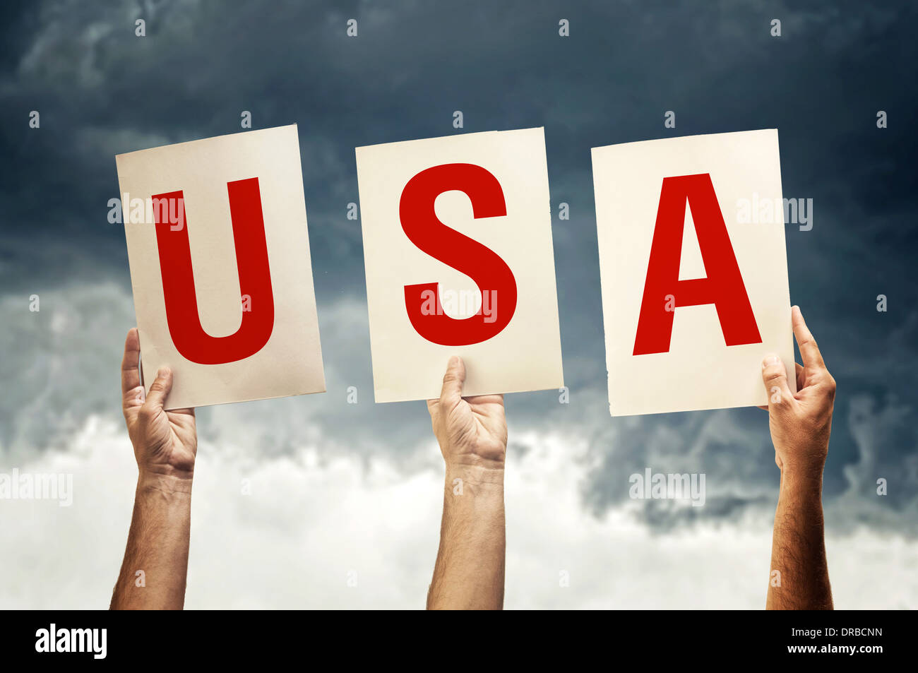 Hände halten Papiere mit Buchstaben bilden amerikanische Vorwahl USA Stockfoto