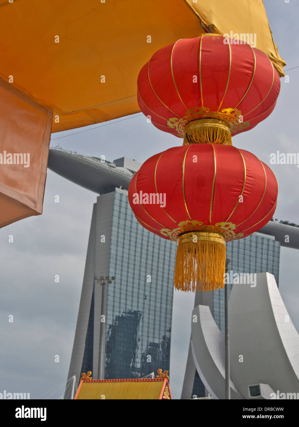 Chinese New Year Dekorationen an der Bucht in Singapur mit SkyPark Gebäude im Hintergrund Stockfoto