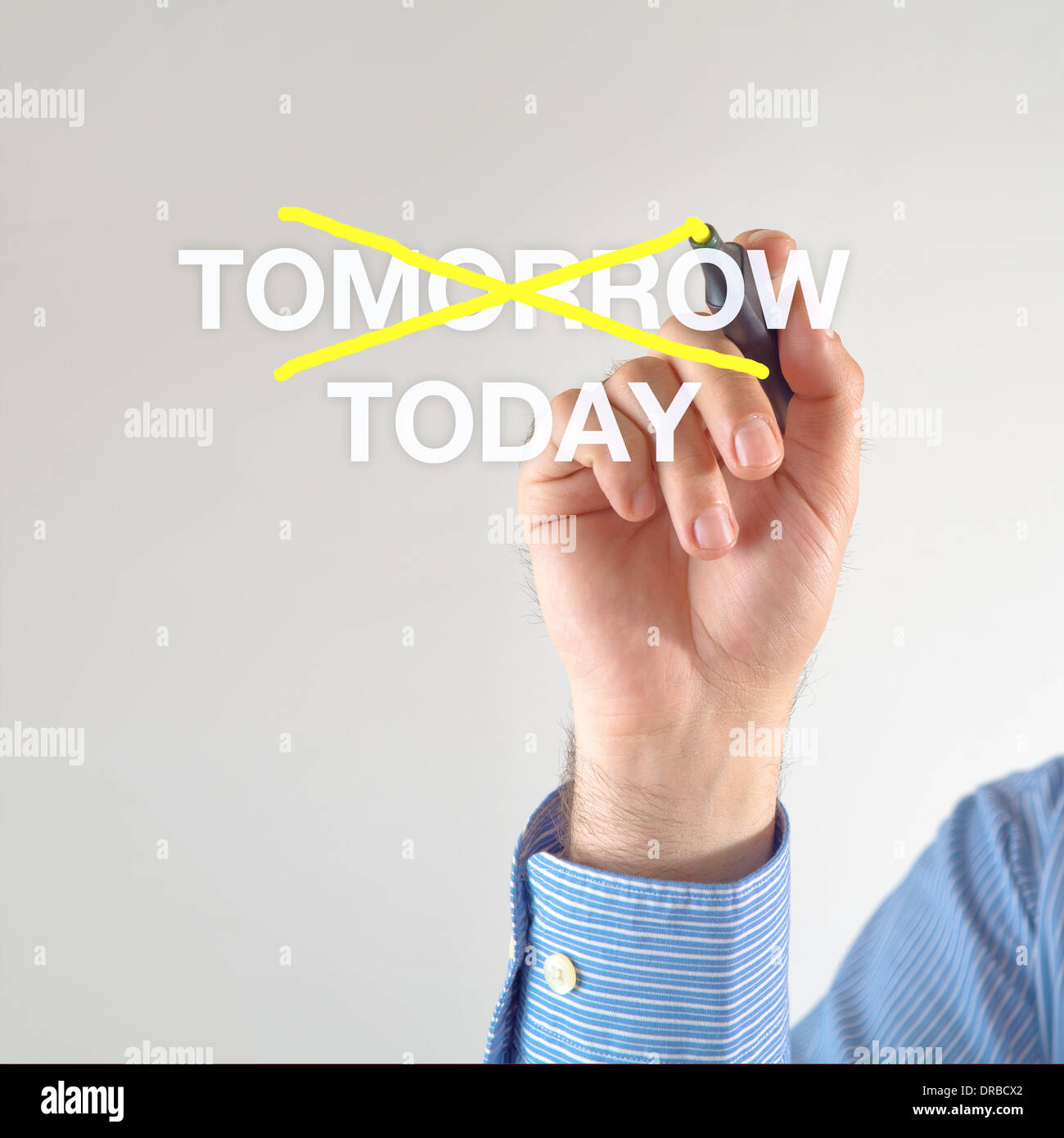Geschäftsmann kreuzt ab morgen für heute mit gelben Filzstift auf dem Bildschirm Stockfoto