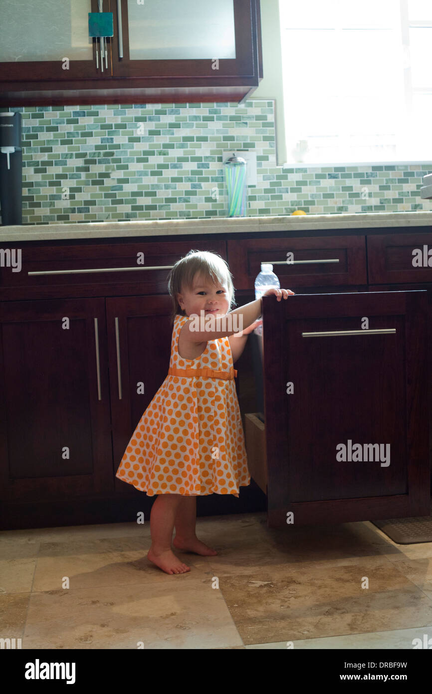 Kleines Mädchen, recycling von Kunststoff-Flaschen in ihrer Küche. Stockfoto