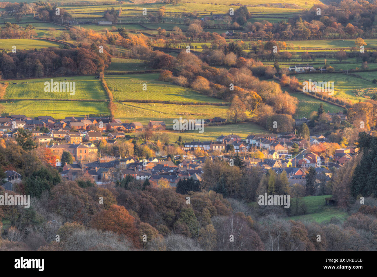 Blick auf Llanidloes, einer Kleinstadt in den walisischen Bergen. Powys, Wales. November. Stockfoto