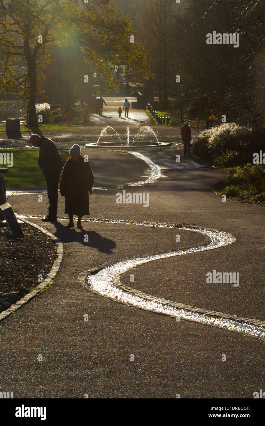 Besucher der National Botanic Garden of Wales im herbstlichen Sonnenlicht. Carmarthenshire, Wales. November. Stockfoto