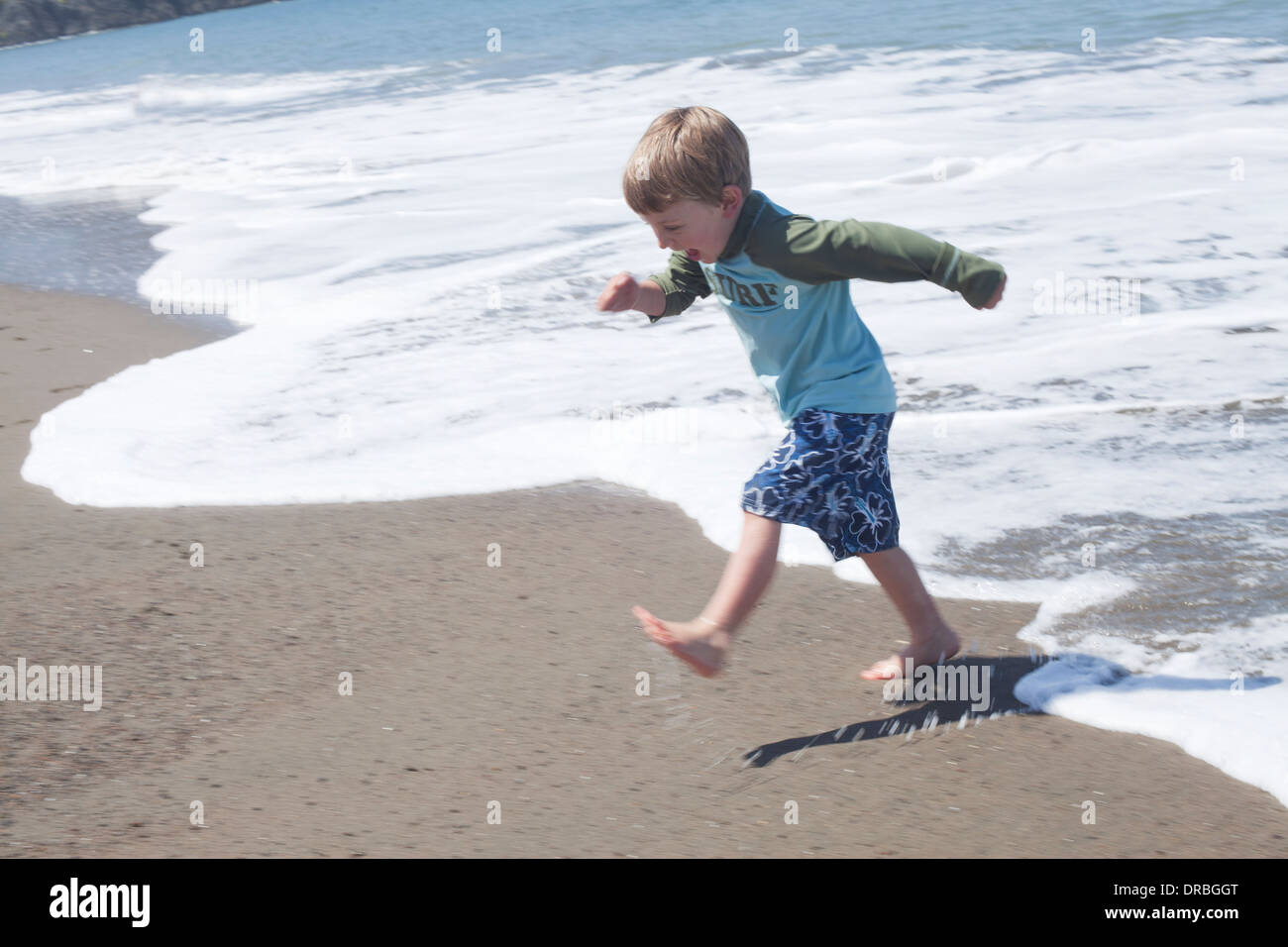 Niedlichen kleinen Jungen, die Spaß am Strand Stockfoto