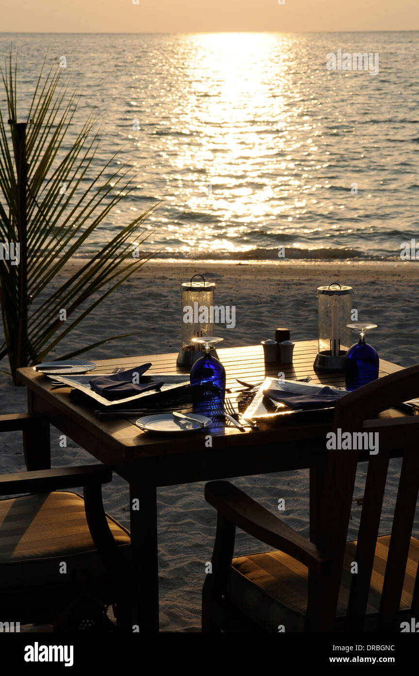 Tisch und Stühle am Strand, Malediven, Indischer Ozean Stockfoto