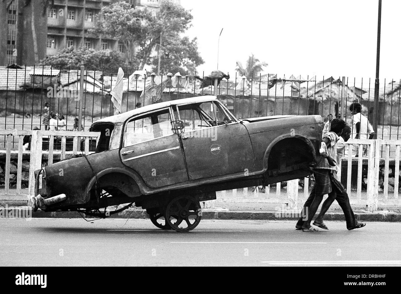 Auto body auf Seite Warenkorb Mumbai Maharashtra Indien 1977 Stockfoto