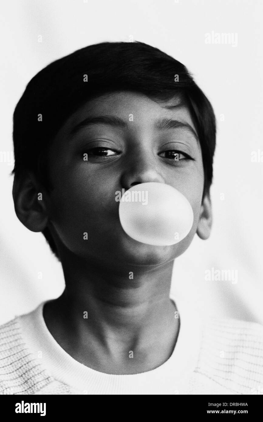 Boy Blowing Bubble Gum, Indien, 1983, Modell-Release-Nummer 313 Stockfoto