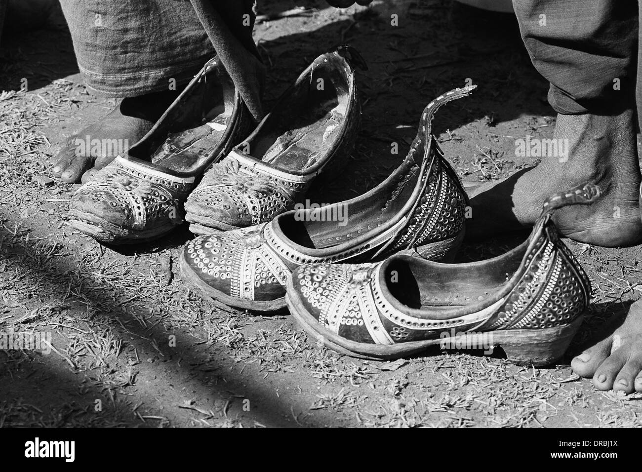 Männer Schuhe Mojdi Vautha fair, Kutch, Gujarat, Indien, 1983 Stockfoto