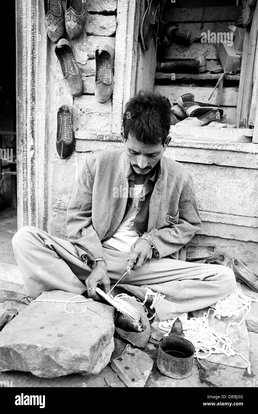 Schuster, die Herstellung von Schuhen, Jaisalmer, Rajasthan, Indien, 1984 Stockfoto