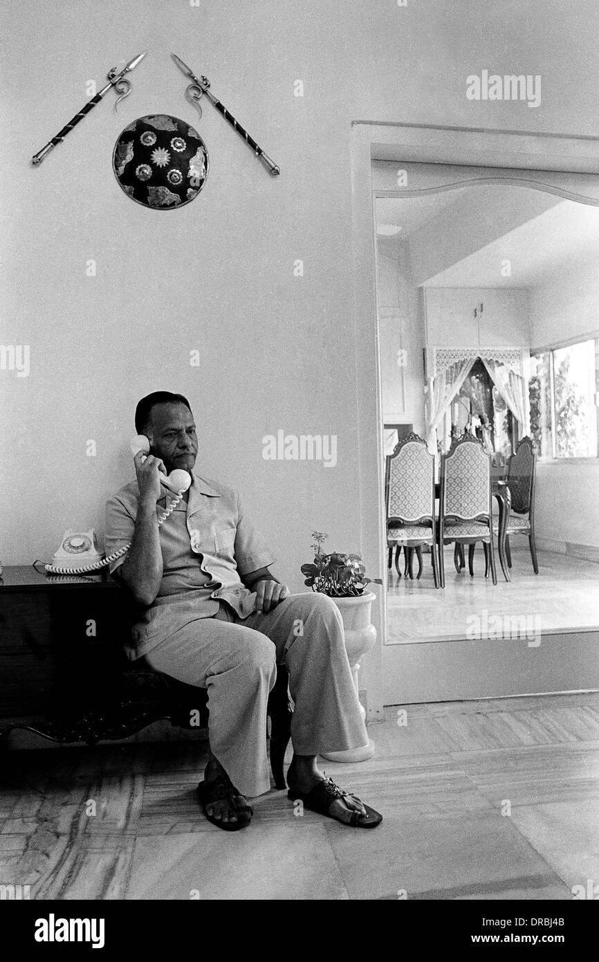 PSI-Präsident Somani Gespräch am Telefon, Mumbai, Maharashtra, Indien, 1984 Stockfoto