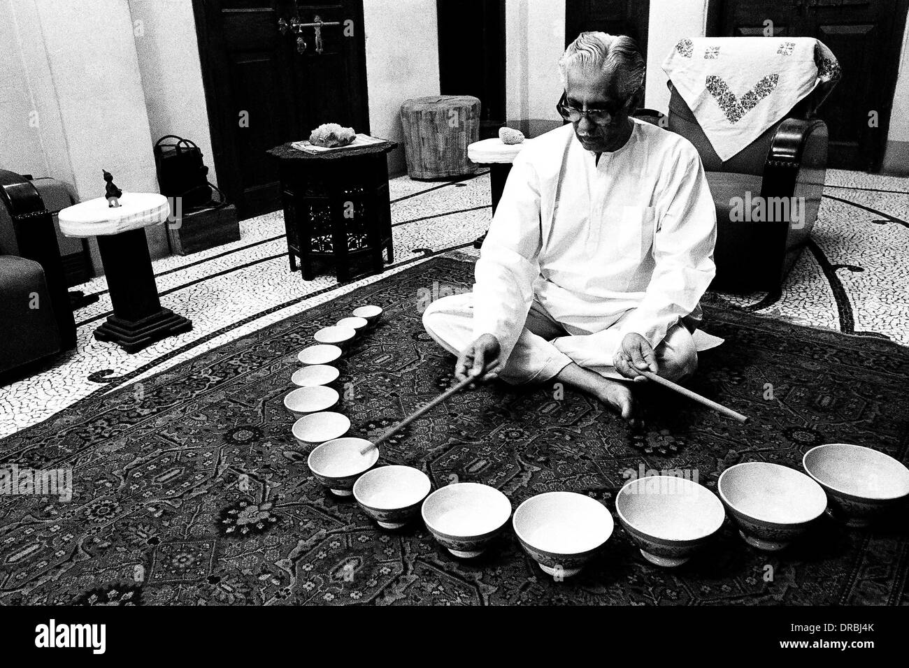 PSI-Präsident Ranjit Madhavji spielen Jal Tarang melodische Percussion Instrument markante Keramik Schüsseln mit Quirle Bombay Mumbai Indien 1984 Stockfoto
