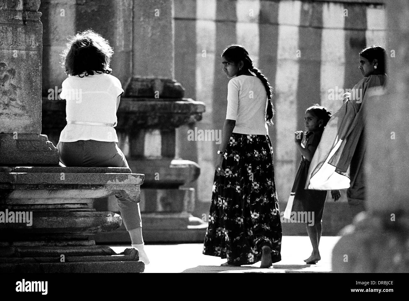 Indische Frauen Blick auf ausländische Dame, Shravanabelagola, Karnataka, Indien, 1985 Stockfoto