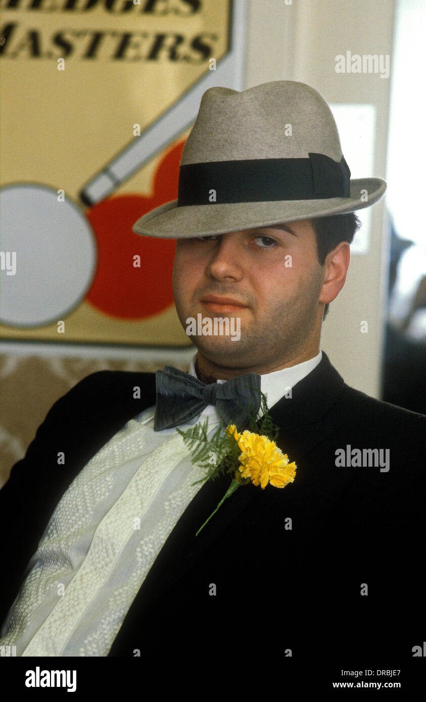 Londoner Tony Meo bei Embassy World Snooker Turniers, Crucible Theatre Sheffield in den frühen 1980er Jahren Posen in einem Hut Stockfoto