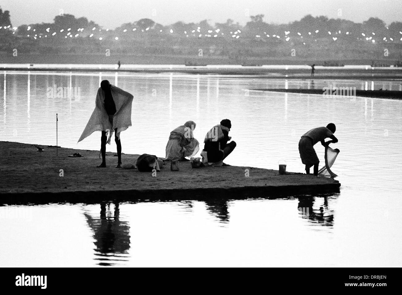 Männer ändern und Wäsche waschen, Allahabad Kumbh fair, Uttar Pradesh, Indien, 1989 Stockfoto