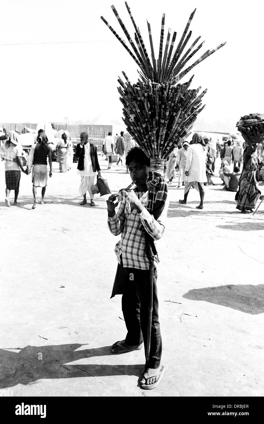 Querflöte Lieferanten, Allahabad Kumbh fair, Uttar Pradesh, Indien, 1989 Stockfoto
