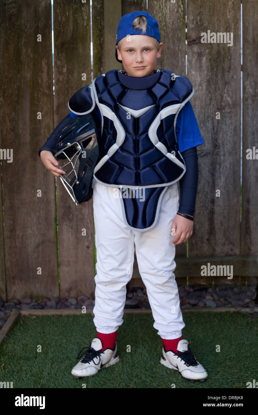 Junge im hinteren Fänger Baseball einheitliche. Stockfoto