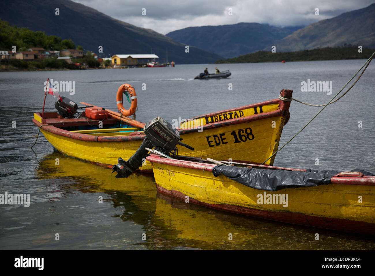Gelbe Boot gefesselt am Strand in Puerto Eden Punta Arenas Patagonien Chile Südamerika. Stockfoto