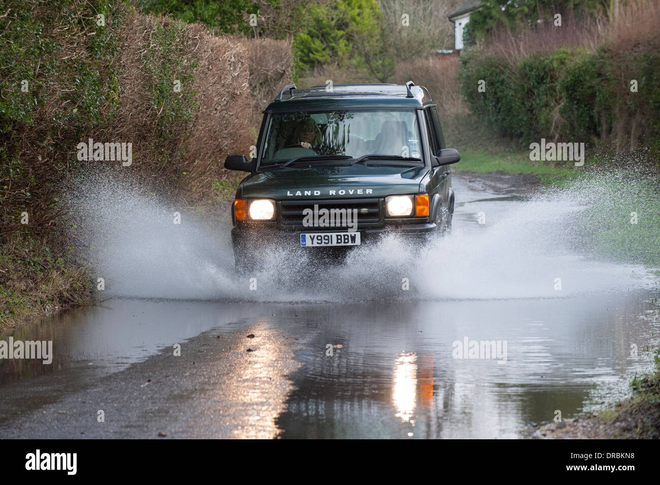 Land Rover Discovery 4 x 4 fahren durch Hochwasser auf einen Feldweg, Hampshire, UK Stockfoto