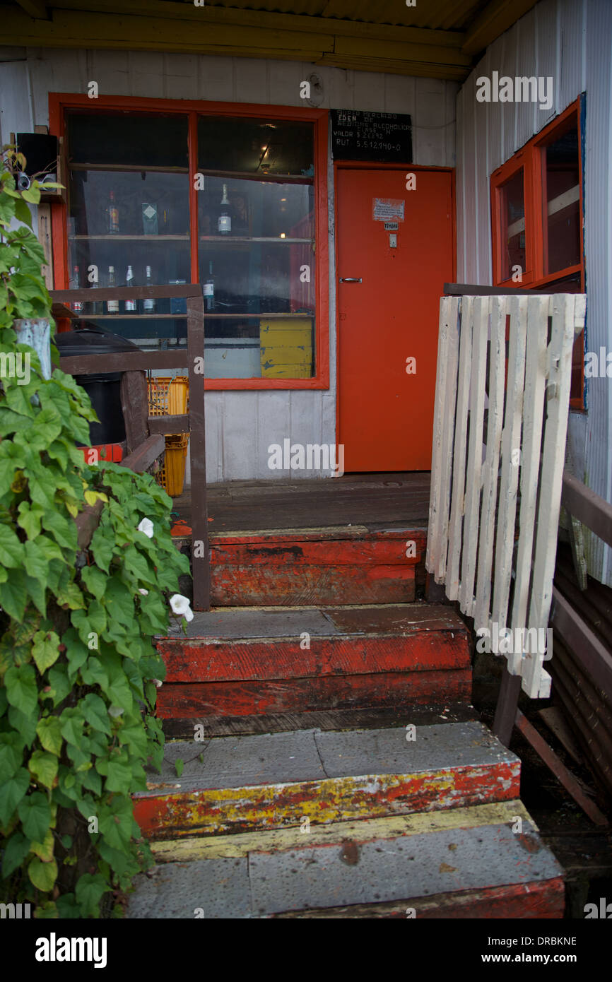 Supermercado/Supermarkt, blauen Haus. Puerto Eden, Punta Arenas Provinz Patagonien Chile Südamerika. Stockfoto