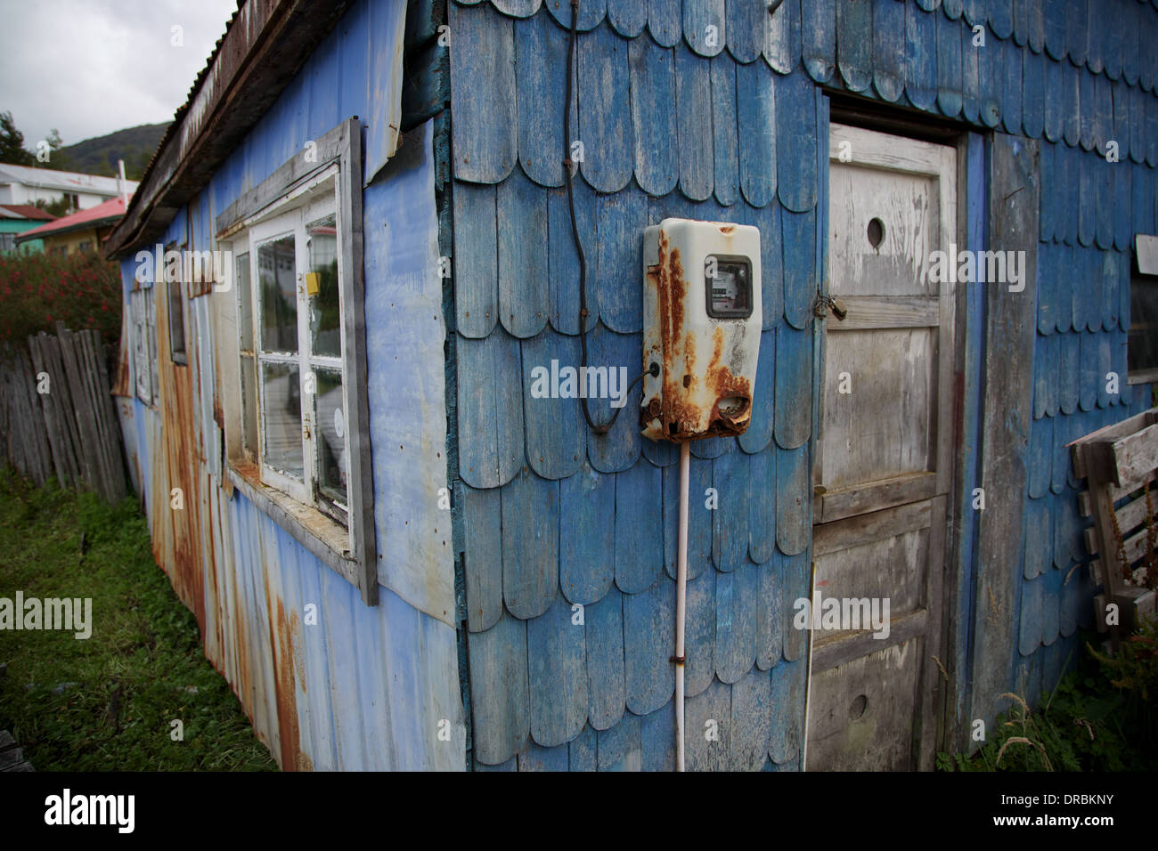 Fishermans Hut, blaues Haus, Puerto Eden Punta Arenas Patagonien Chile Südamerika. Muschel Ernte war einst der wichtigste Wirtschaftszweig Stockfoto