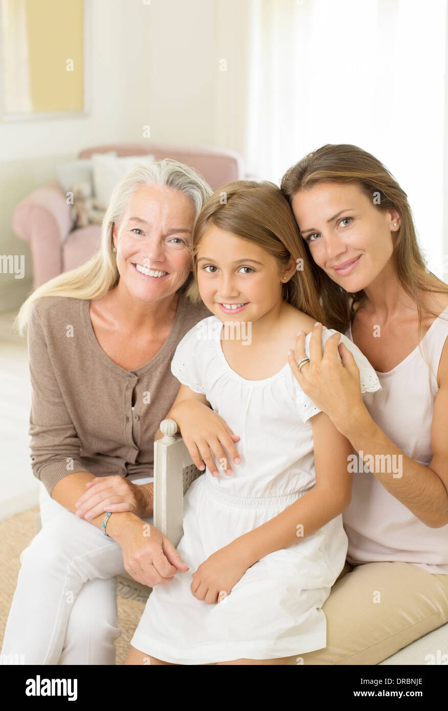 Generationsübergreifende Frauen Lächeln im Schlafzimmer Stockfoto
