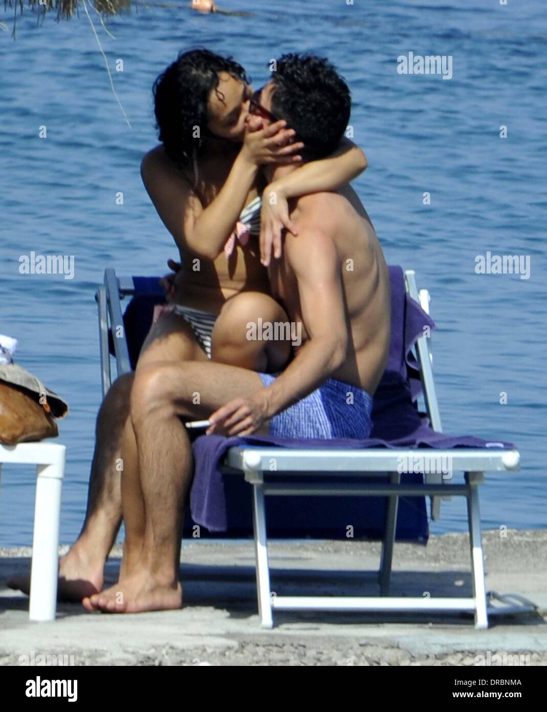 Dominic Cooper und seine Freundin Ruth Negga küssen, Sonnenbaden und genießen Sie einen Urlaub in Ischia Ischia, Italien - 11.07.12 Stockfoto