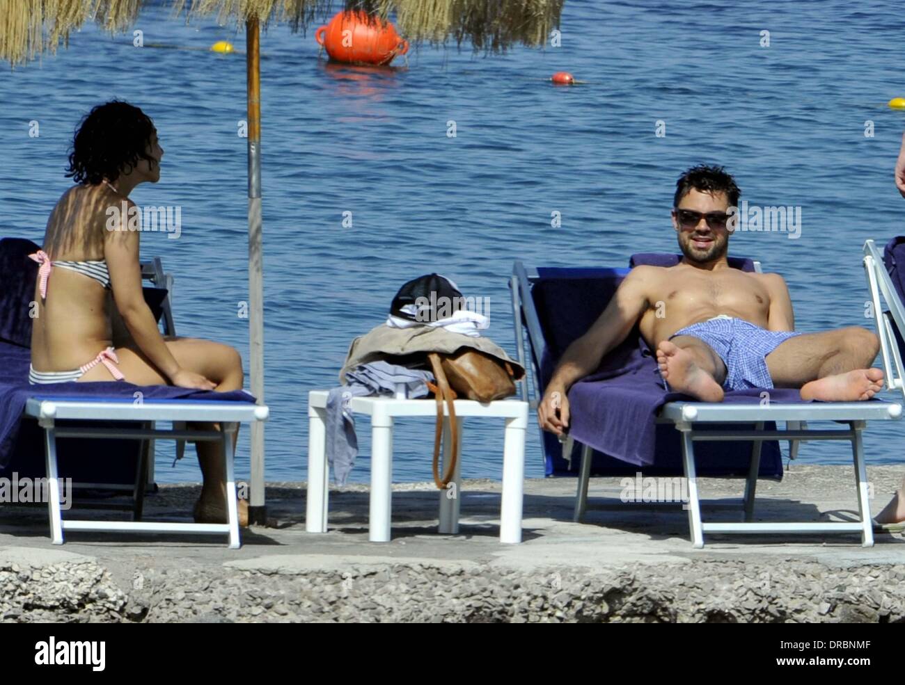 Dominic Cooper und seine Freundin Ruth Negga Sonnenbaden und genießen Sie einen Urlaub in Ischia Ischia, Italien - 11.07.12 Stockfoto