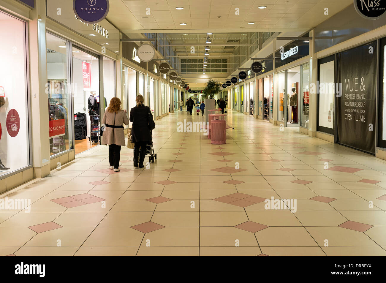 Inneren Gehweg zwischen Geschäften bei Livingston Designer-Shopping-Mall in der Nähe von Edinburgh, Schottland, England, UK Stockfoto