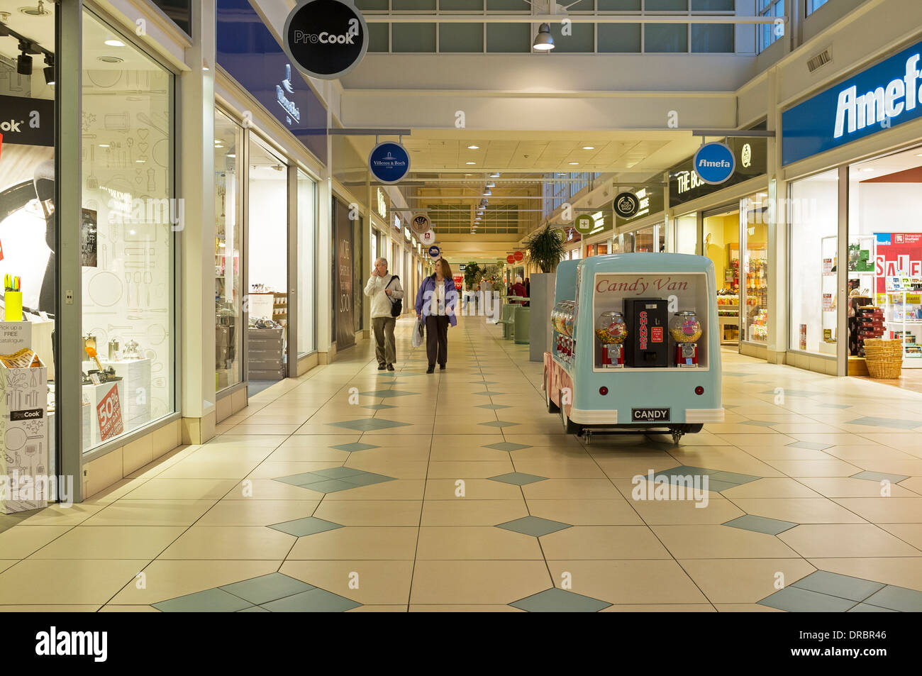 Inneren Gehweg zwischen Geschäften bei Livingston Designer-Shopping-Mall in der Nähe von Edinburgh, Schottland, England, UK Stockfoto
